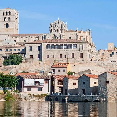 Catedral de Zamora vista desde el Río Duero